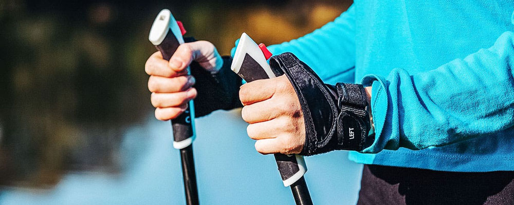 استفاده درست از بند عصای کوهنوردی